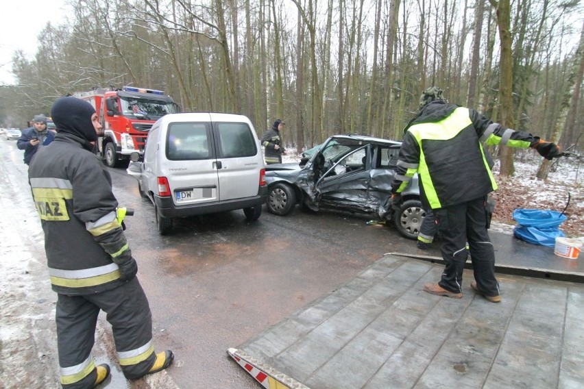 Wypadek na drodze Łozina - Bąków. Nie żyje młoda kobieta, ranne 3 osoby, wśród nich roczne dziecko