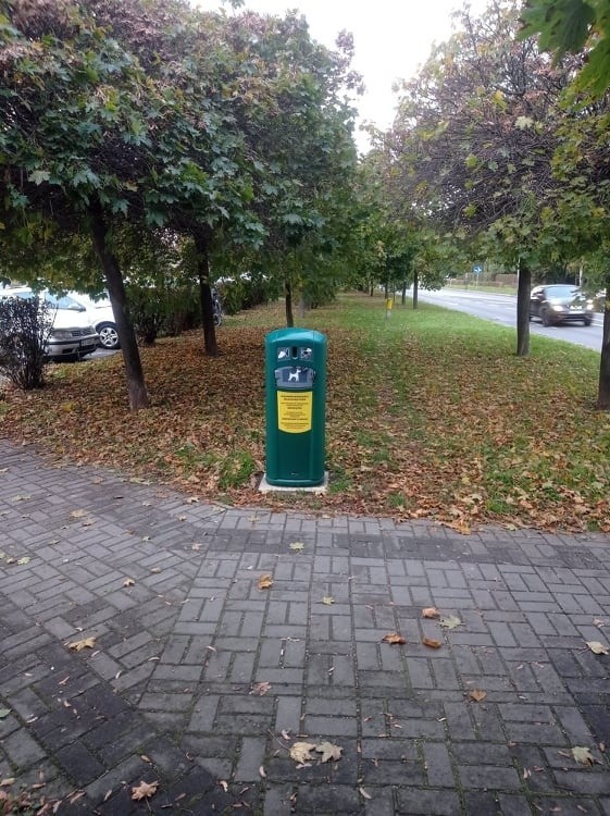 Tarnobrzeg. Na osiedlu Serbinów stanęły kosze na psie odchody. Takich toalet chcieli mieszkańcy [ZDJĘCIA]