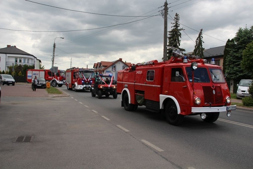 Powiatowy Dzień Strażaka w Przysusze. Ratownicy dostali nowe samochody, były też odznaczenia i awanse 