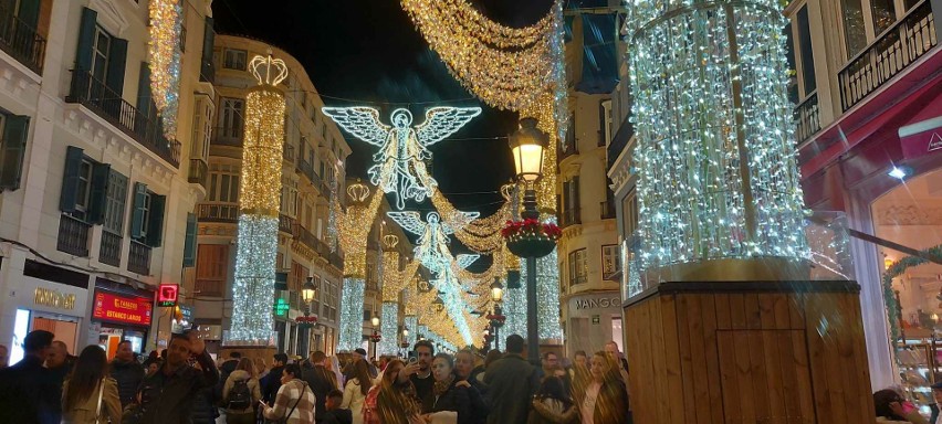 Tak jest udekorowana Malaga na święta. Ta iluminacja przyciąga tłumy turystów. Ładniej niż w Łodzi?