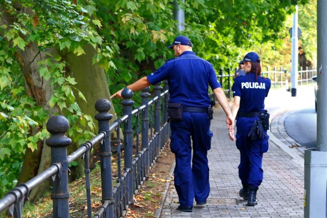 Ile zarabiają strażnicy miejscy i policjanci we Wrocławiu. Sprawdź!