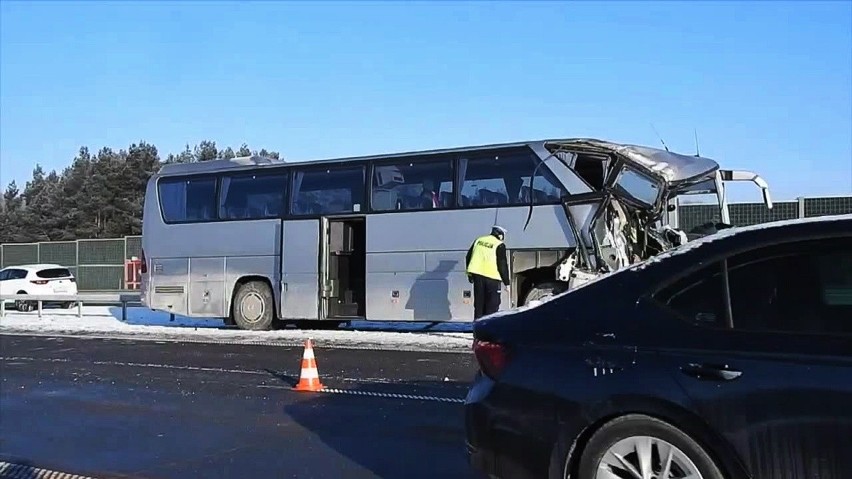 Zderzenie dwóch autokarów na trasie Lublin – Warszawa. Jednym podróżowały dzieci. Interweniował śmigłowiec medyczny (ZDJĘCIA i WIDEO)