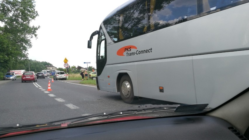Korki na drodze między Oświęcimiem a Libiążem. Zderzyły się autobus i osobówka