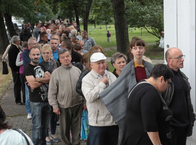 Kolejka przed Punktem Informacji Turystycznej przy ulicy Traugutta w Radomiu.