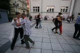 Zielonogórzanie zatańczyli tango na deptaku przed budynkiem Lubuskiego Teatru [ZDJĘCIA, WIDEO]