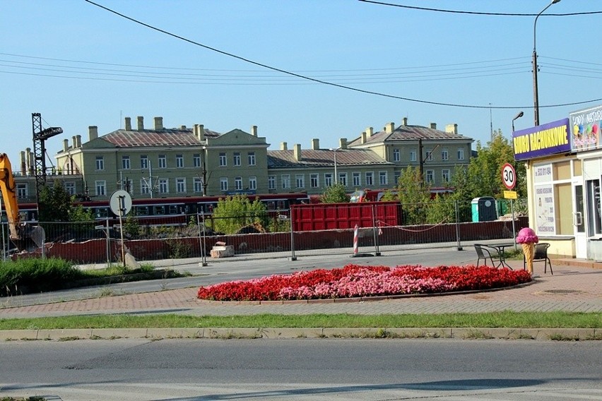 Po wyburzeniach z ul. 1 Maja widać dworzec PKP
