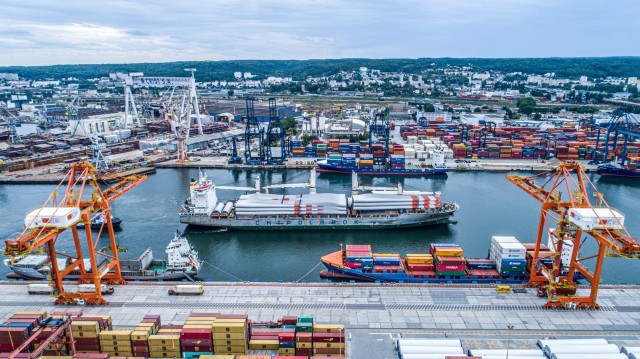 W Porcie Gdynia odbsługiwane są transporty elementów farm wiatrowych, a sam port ma być głównym ogniwem pomorskiego łańcucha budowy i transportu konstrukcji offshore