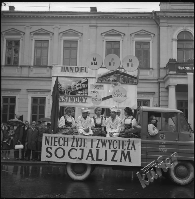"Niech się święci 1 maja" Przenieśmy się w czasie do PRL. Zobacz archiwalne zdjęcia z pochodów w Lublinie [ZDJĘCIA]