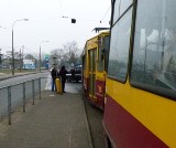 Dostał ataku, polała sie krew. Policja i pogotowie w tramwaju