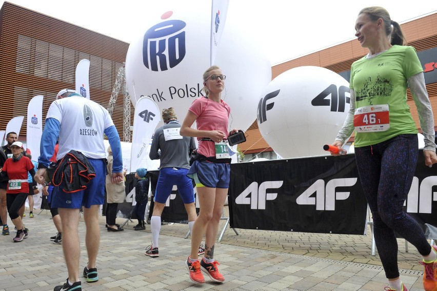 Biegacze 5. PKO Maratonu Rzeszowskiego pomogli chorym dzieciom [FOTO, WIDEO]