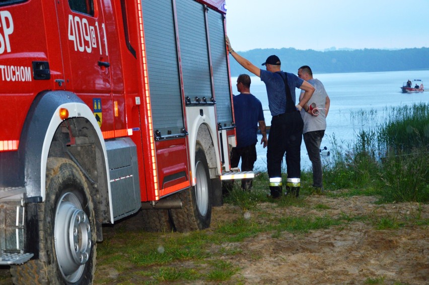 Akcja poszukiwawcza na jeziorze w Chotkowie. Szukają 24-latka (zdjęcia)