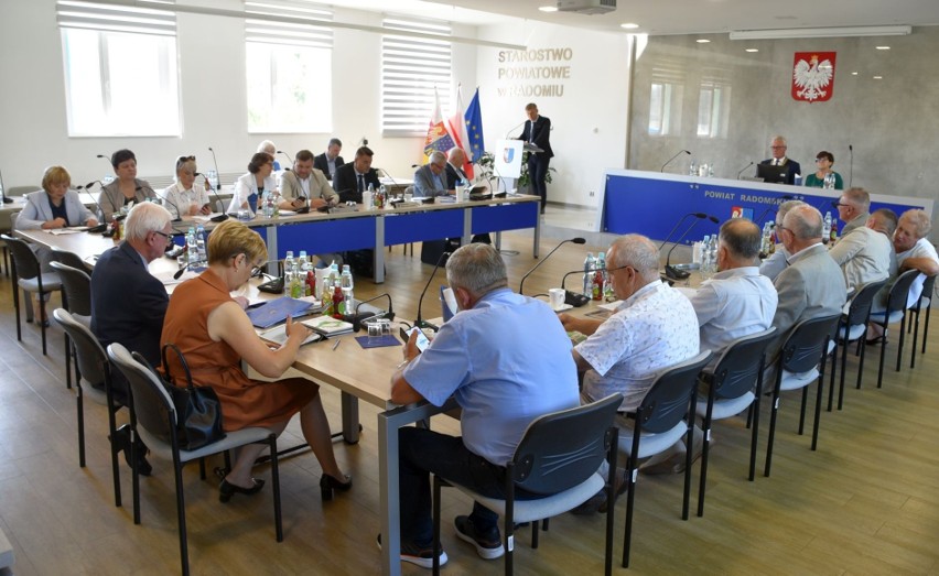 Sesja Rady Powiatu Radomskiego w starostwie.