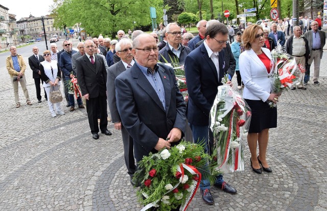 Do udziału w obchodach Święta Pracy zaprosiła mieszkańców Inowrocławia i regionu Rada Powiatowa Sojuszu Lewicy Demokratycznej. Pierwszomajowa uroczystość odbyła się tradycyjnie pod Pomnikiem Obrońców Inowrocławia. Z okolicznościowym przemówieniem wystąpił tam Włodzimierz Figas, szef powiatowych struktur SLD. - Każdy człowiek jest szczególną wartością, mającą prawo do godnego życia. Życie godne, to życie wolne od głodu, cierpienia, lęku, samotności, niedostatku - mówił Figas. W trakcie uroczystości delegacje złożyły kwiaty pod pomnikiem. Przedstawiono też kandydatkę na prezydenta Inowrocławia. SLD do walki o ten urząd wystawi Annę Ludwisiak-Kawecką. Pierwszomajowe obchody uświetnili soliści z Młodzieżowego Domu Kultury im. Janusza Korczaka w Inowrocławiu oraz Zespół Ludowy "Wierzchosławiczanki".