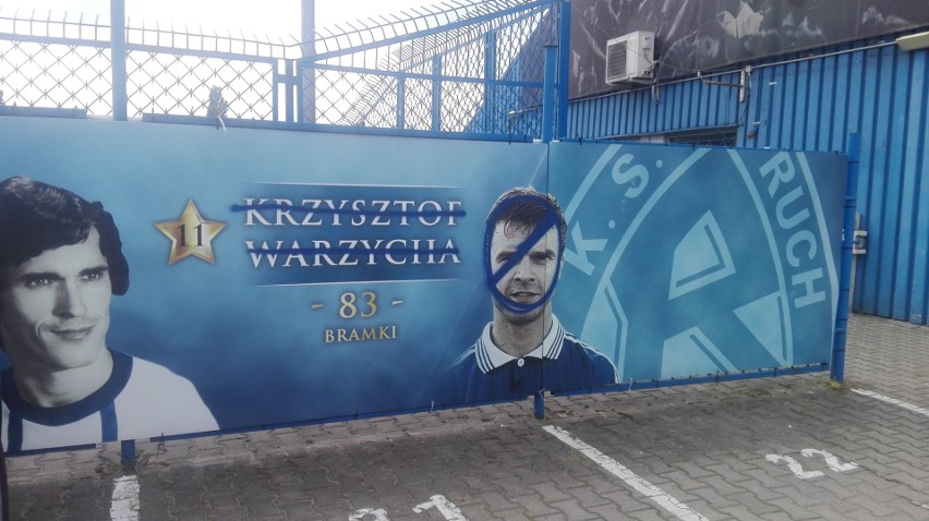 Krzysztof "Gucio" Warzycha na banerach na stadionie Ruchu...