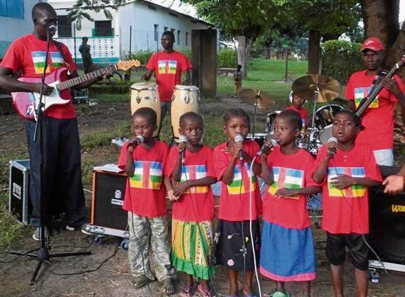 Młodzi afrykańscy muzycy z polskiej misji w Ngaoundaye