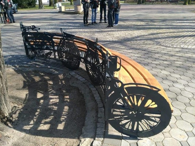 Motoławka na placu marszałka Piłsudskiego w Opalenicy