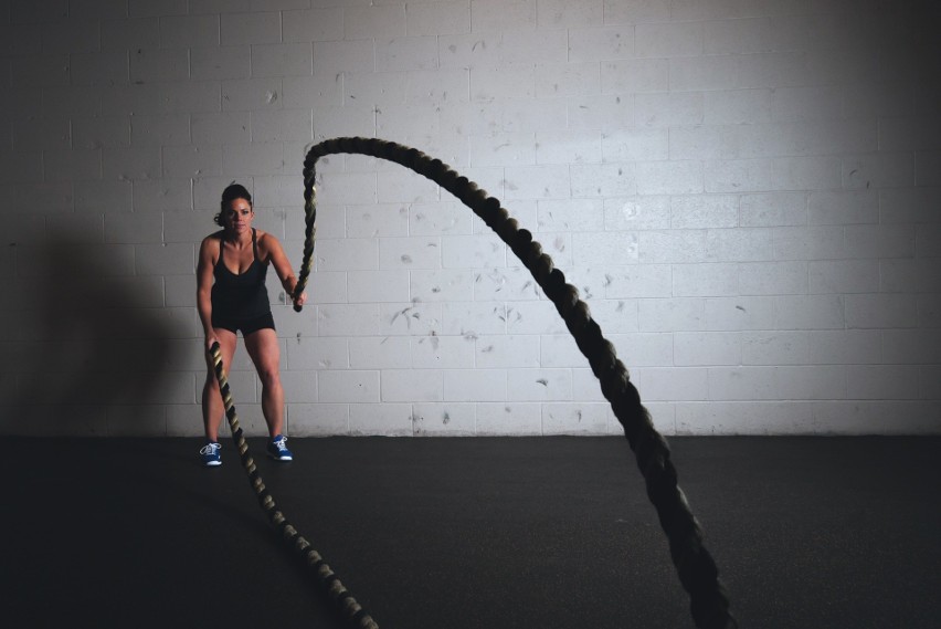 Trening HIIT to aktywność typu kardio, która wiąże się z...