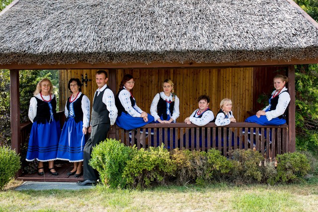 „Lutowianie” występują w strojach stylizowanych na wzór krajeński. W regionie to unikat