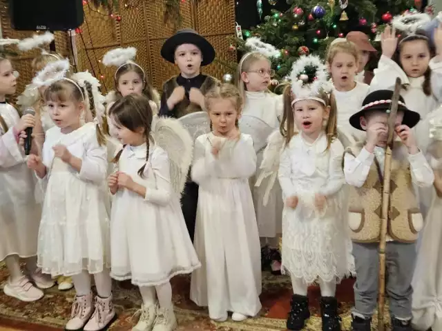 Pięknie przygotowane jasełka zaprezentowały dzieci z przedszkola i szkoły w Złotej. Było i radośnie, i nostalgicznie - świątecznie i przyjaźnie.