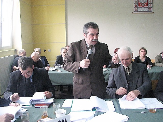 Radny Leszek Budzyński chwalił wójta za wiele załatwionych spraw, ale nie za stan gminnych dróg.