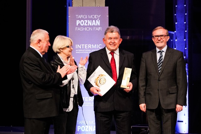 Nagrodę odebrał Marek Lesiak, właściciel firmy Raj-Skór; pierwszy z lewej członek jury konkursowego Zbigniew Garbarz z Uniwersytetu Technologiczno &#8211; Humanistycznego w Radomiu.
