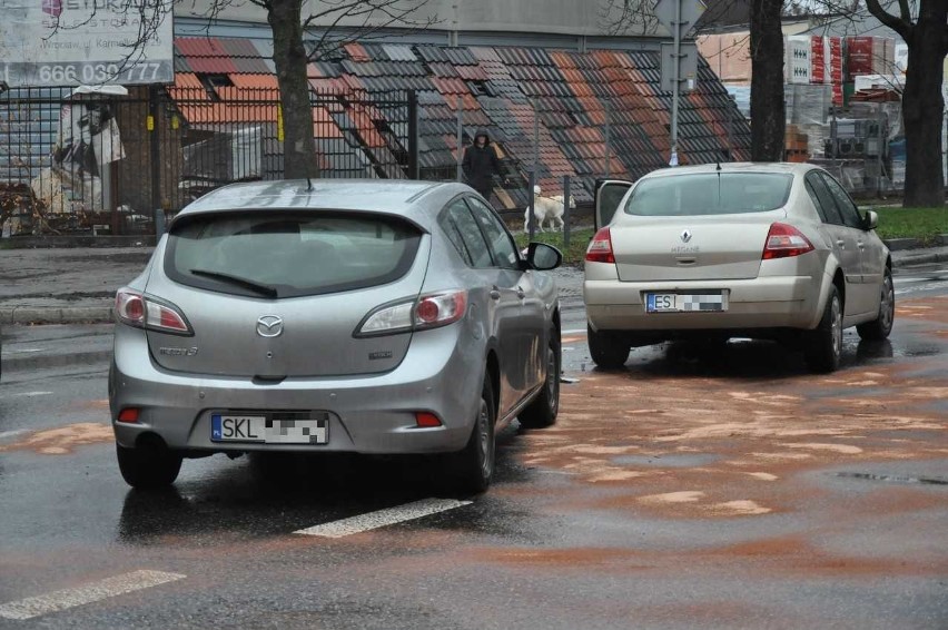 Wrocław: Wypadek na Boya-Żeleńskiego przy Lidlu. Mazda wjechała w renaulta [ZDJĘCIA]