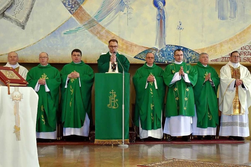 Ostrowiecka parafia ma nowego proboszcza. Ksiądz Marek Kumór uroczyście powitany. Zobacz zdjęcia