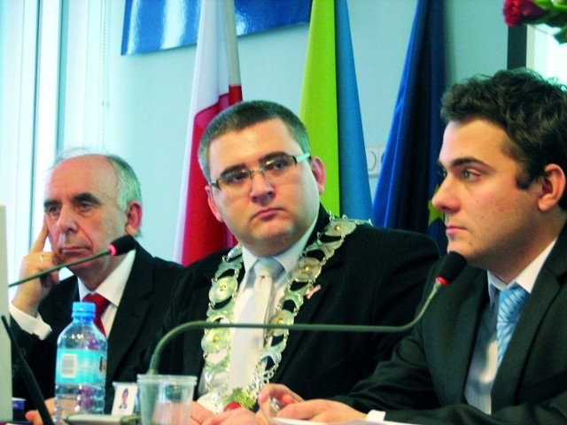 Od lewej:Zbigniew Lipski (SPŁ), Maciej Borysewicz (PO) oraz Mariusz Chrzanowski (PiS) tworzą nowe prezydium łomżyńskiej rady
