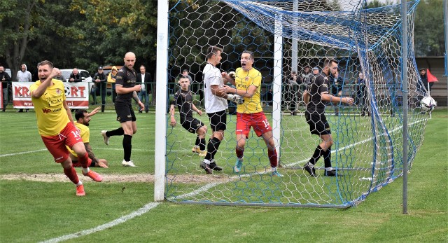 IV liga piłkarska w Małopolsce; derby powiatu wadowickiego: Orzeł Ryczów - Beskid Andrychów 4:0. Na zdjęciu; radość ryczowian po zdobyciu trzeciego gola bezpośrednio z rzutu wolnego, z ostrego kąra przez Rafała Góreckiego.