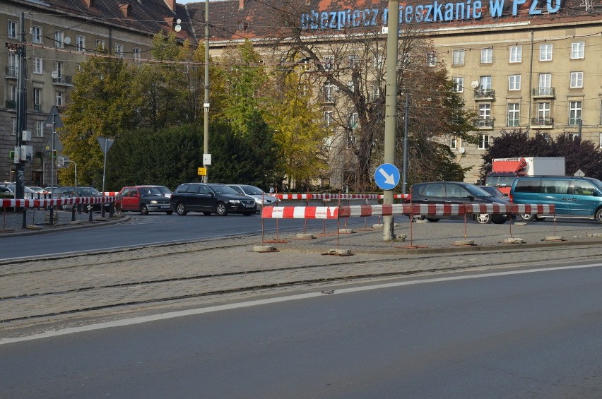 Przebudowa placu Kościuszki. Największy problem mają piesi, a robotników nie widać (ZDJĘCIA)