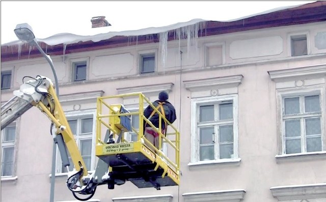 Od 5 rano cztery firmy zatrudnione przez PGM w Słupsku strącają sople na miejskich budynkach.