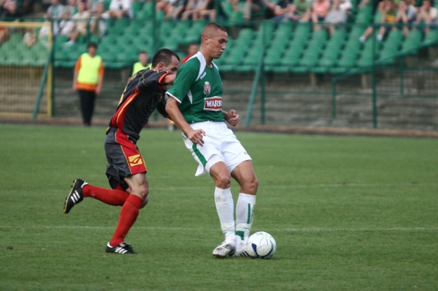 Marcin Sikorski (z prawej) strzelec gola w meczu z Wisłą II Płock.