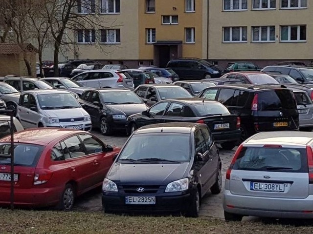 Jedyny strzeżony parking na zapchanym przez samochody osiedlu Wilcza-Gołębia  został zamknięty. Mieszkańcy mieli tydzień na zabranie aut i znalezienie dla nich innych miejsc postojowych, co na tym osiedlu jest sporym wyzwaniem. Ma być jeszcze gorzej, bo w miejscu zlikwidowanego parkingu (na ponad 100 samochodów) wyrosną trzy apartamentowce!