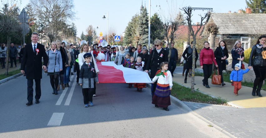 Stulecie odzyskania Niepodległości w Zwoleniu. Były uroczystości patriotyczne, przemarsz ulicami miasta i program artystyczny w kinie Świt