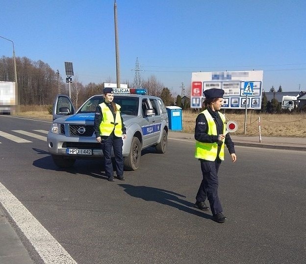 Biała Podlaska. Protest w rejonie przejścia granicznego Kukuryki-Kozłowicze. Policja czuwa nad bezpieczeństwem obecnych tam osób