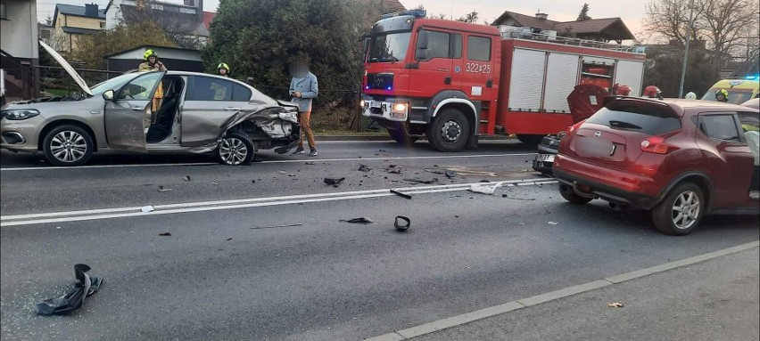 Groźny wypadek w Rzeszowie. Zderzyły się cztery samochody. Są ranni [ZDJĘCIA]
