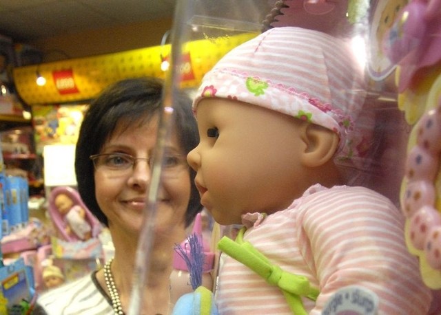 Dorota Lewandowska ze sklepu Miś prezentuje jedną z lalek.