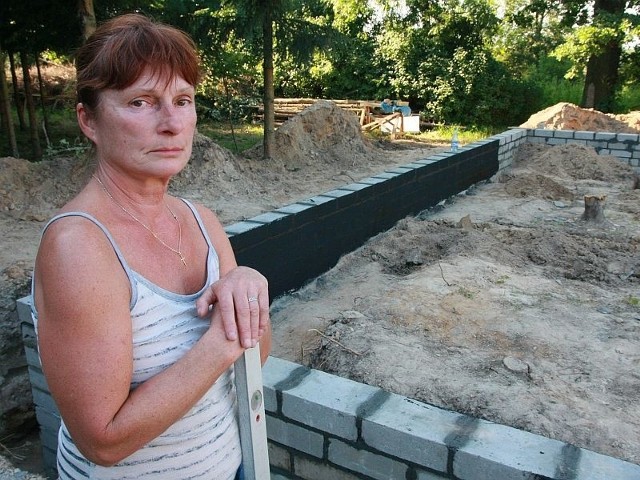 - Rozpoczęliśmy budowę domu, bo wierzyliśmy w zapewnienia urzędników o wybudowaniu kanalizacji, której wciąż nie ma - skarży się Mirosława Sobiczewwska.