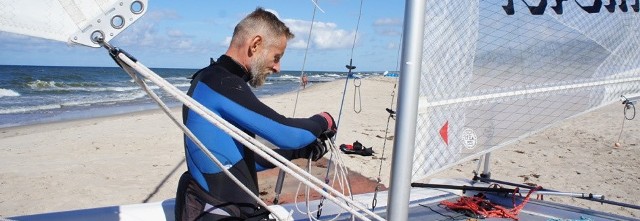 52-letni Jarosław Wachowiak żeglarstwo traktuje jako pasję, ale doszedł już do takiego poziomu sportowego, że nie chce uczestniczyć w wielkich imprezach tylko jako statysta i obserwator...