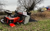 Kierowca uwięziony w traktorze w Zaborowie. Ciągnik rolniczy z przyczepą wylądował w rowie