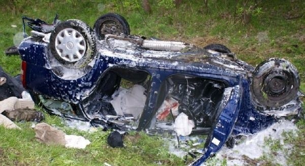 Jedna osoba nie żyje. Opel astra zderzył się z ciężarówką.