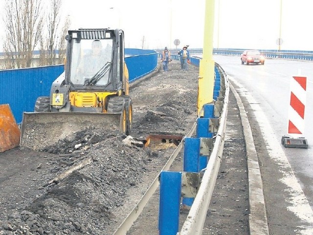 Droga rowerowa będzie przebiegała od ul. Panieńskiej przy Baszcie Siedmiu Płaszczy (w tym rejonie znajdzie się wjazd na Trasę Zamkową), dalej ul. Gdańską do mostu Cłowego i przez Zdroje do jeziora Szmaragdowego. Będzie miała 8 kilometrów długości i będzie wykonana z czerwonego asfaltu. Na zdjęciu prace na Trasie Zamkowej w stronę Prawobrzeża.