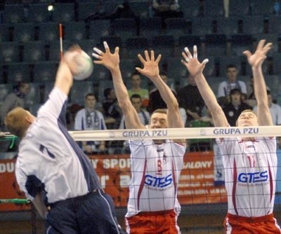 Atak Daniela Dwernickiego blokują Krzysztof Śmigiel (z lewej) i Paweł Kupisz. Gorzowianie wykonali więcej skutecznych akcji i zgarnęli komplet punktów.