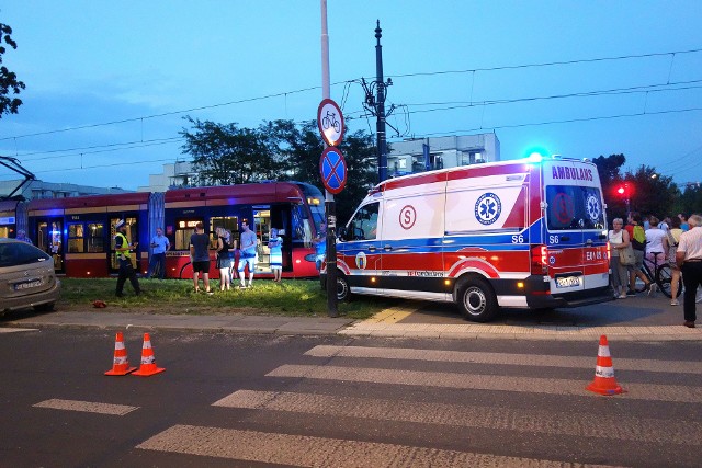 Wypadek na Zakładowej w Łodzi. Zderzenie samochodu osobowego i tramwaju