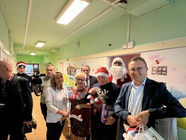 Mikołajkowa wizyta w szpitalu w Sandomierzu. Więcej na kolejnych zdjęciach