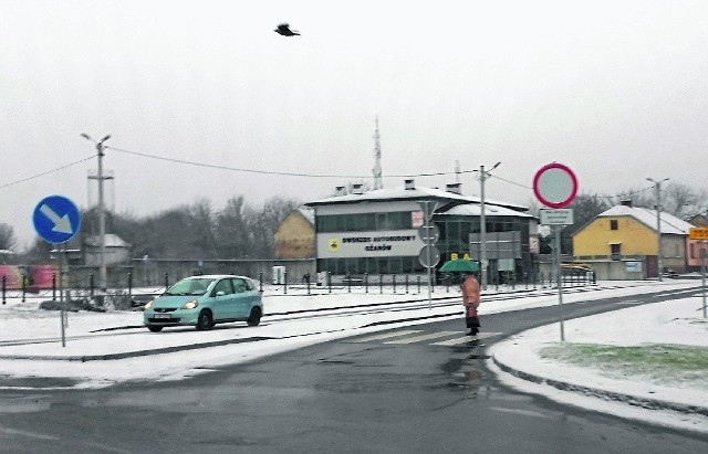 W Ożarowie na rondzie w stronę Ostrowca Świętokrzyskiego stoi znak zakazu ruchu.