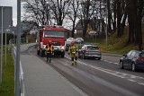 Tarnów-Tuchów. Strażacy zmywają wielką plamę oleju na drodze. Kierowcy stoją w korkach