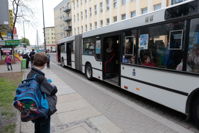 Aby ułatwić poruszanie się obywatelom Ukrainy po Opolu, radni proponują, by na przystankach autobusowych zawiesić informację z rozpiską, gdzie znajdują się punkty pomocy czy urzędy wraz z informacją, jaką linią autobusową mogą tam dotrzeć.