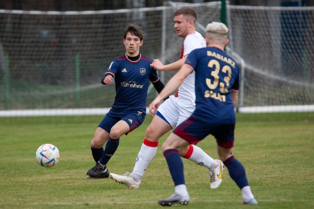 Unia Drobex Solec Kujawski nie sprostała Gedanii Gdańsk i uległa jej na własnym boisku 0:1 (0:1).