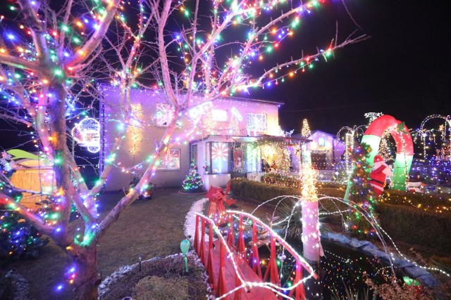 Świecący dom w Zabrzu. Warto przy nim przystanąć i poczuć kolorową magię świąt Bożego Narodzenia!